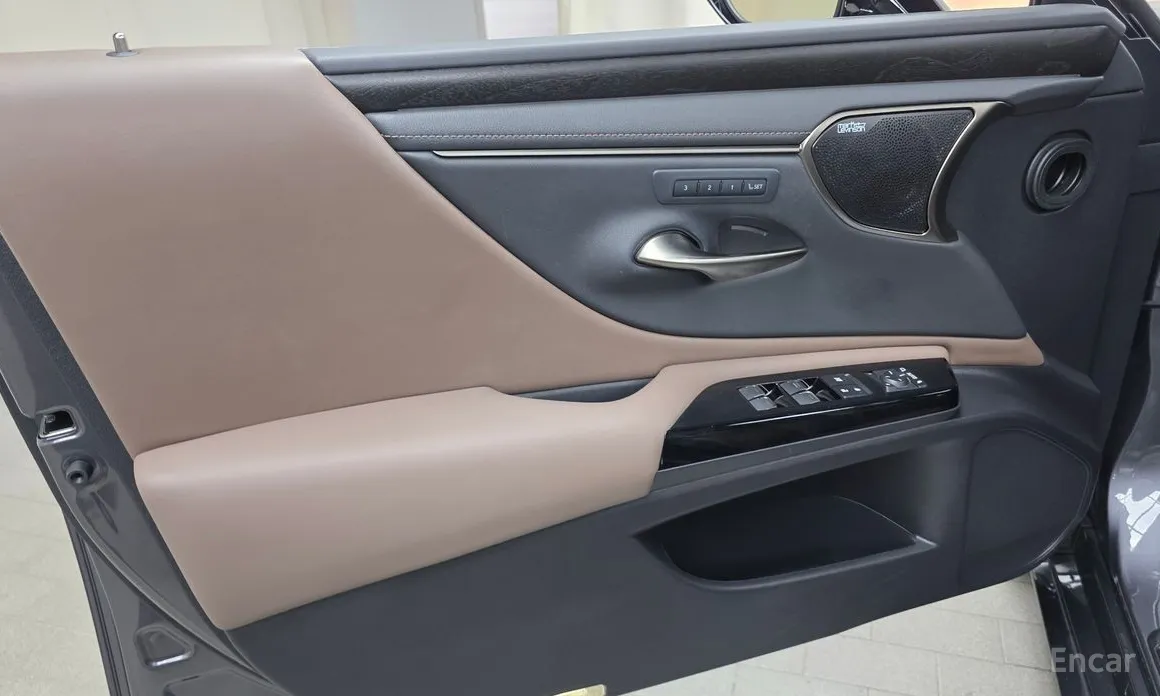 Photo 24 - Lexus ES
