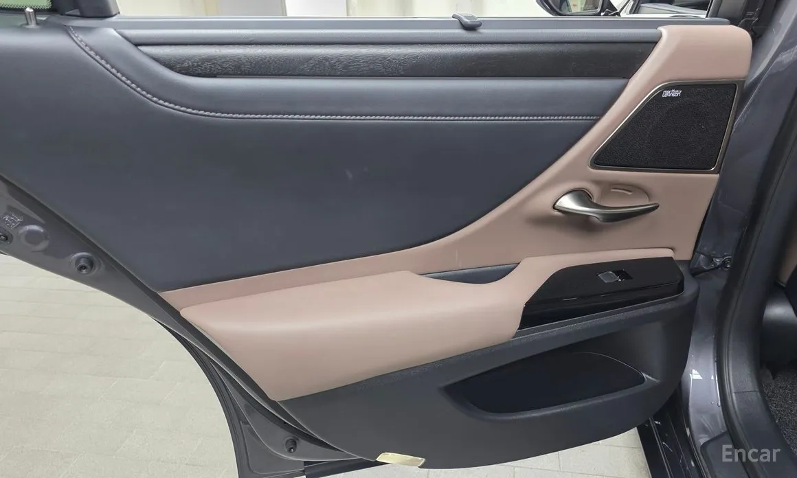 Photo 25 - Lexus ES
