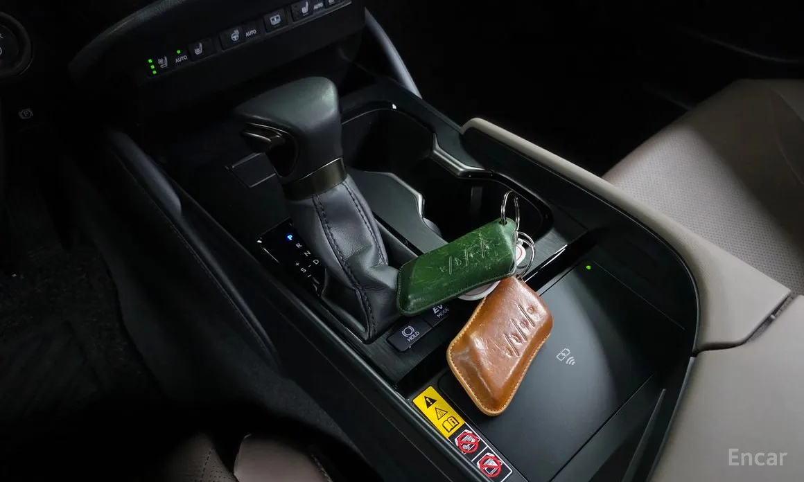 Photo 9 - Lexus ES