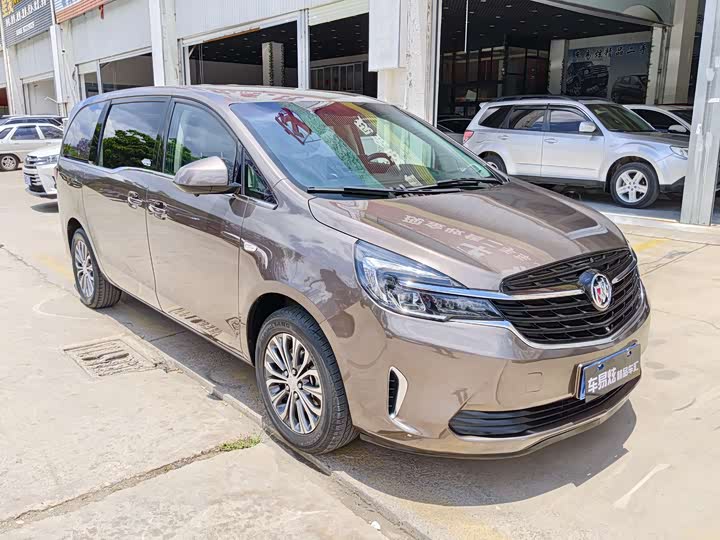 Photo 2 - Buick GL8 ES