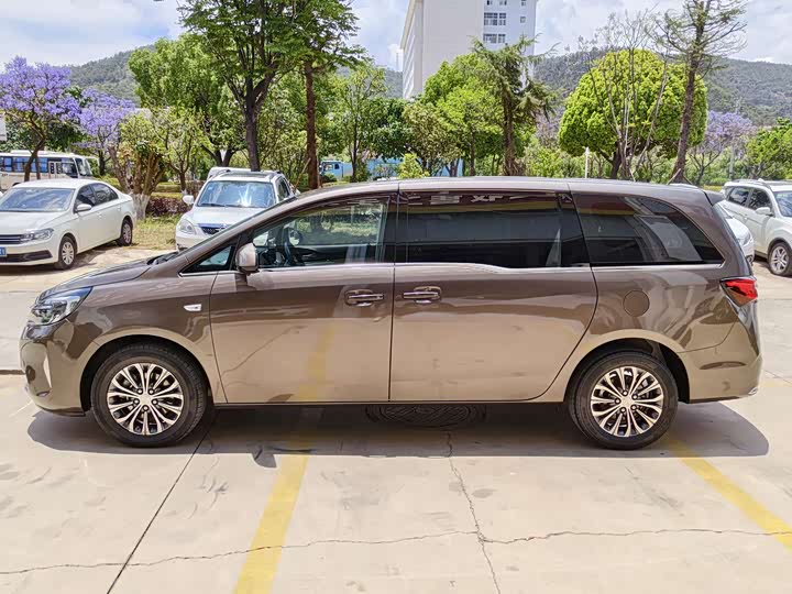 Photo 3 - Buick GL8 ES