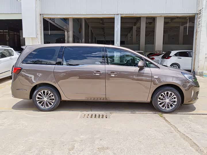 Photo 5 - Buick GL8 ES