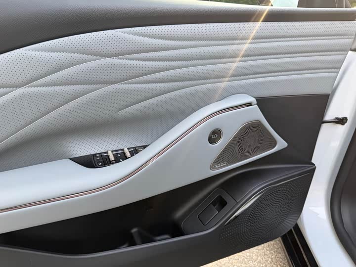2025 Geely Galaxy E8
