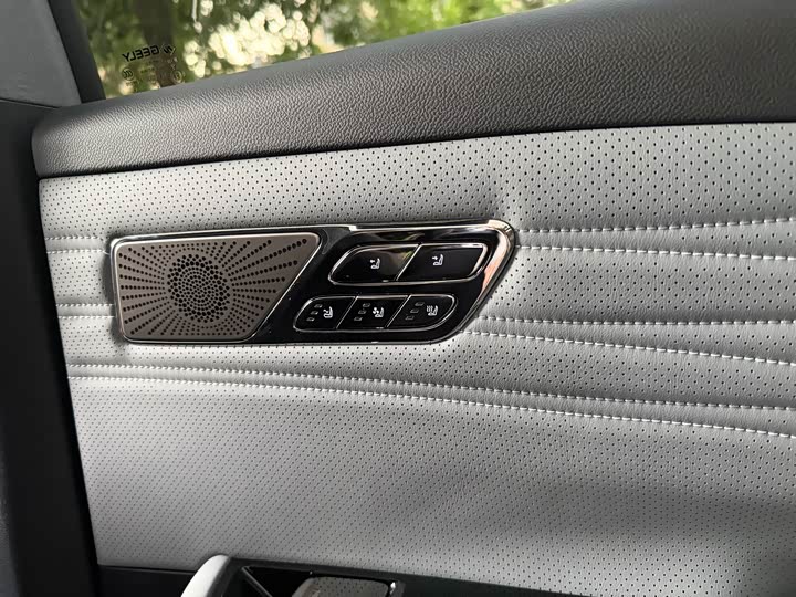 Geely Galaxy E8 2025 2025款 700km 远航智驾版