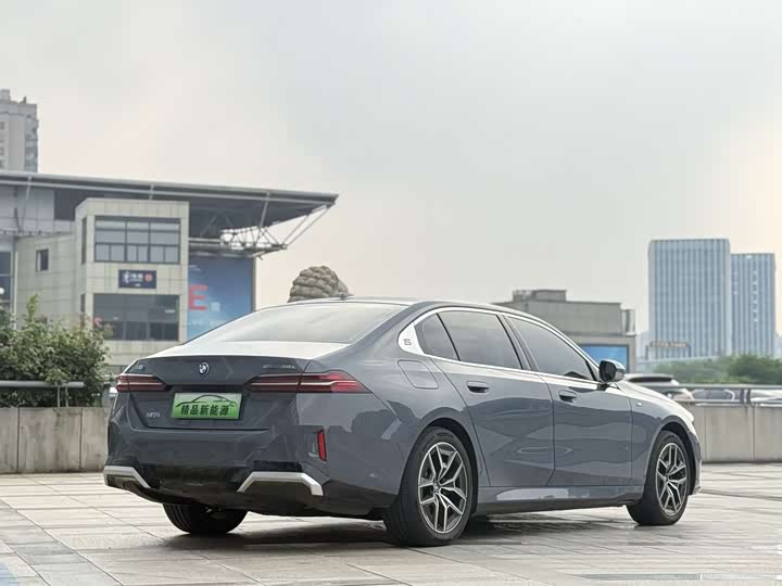 Фото 5 - BMW i5