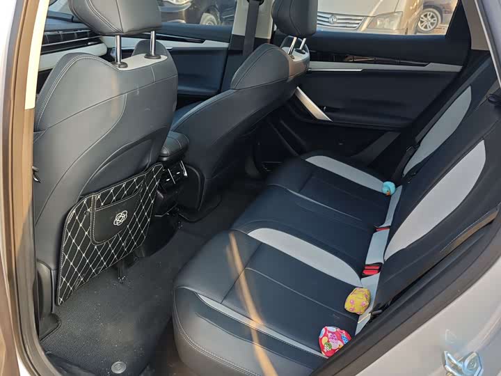 Zdjęcie 4 - Geely Atlas L