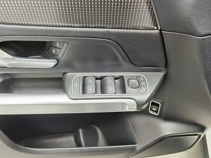 Mercedes-Benz GLB-Class 2022 2022款 GLB 220 动感型