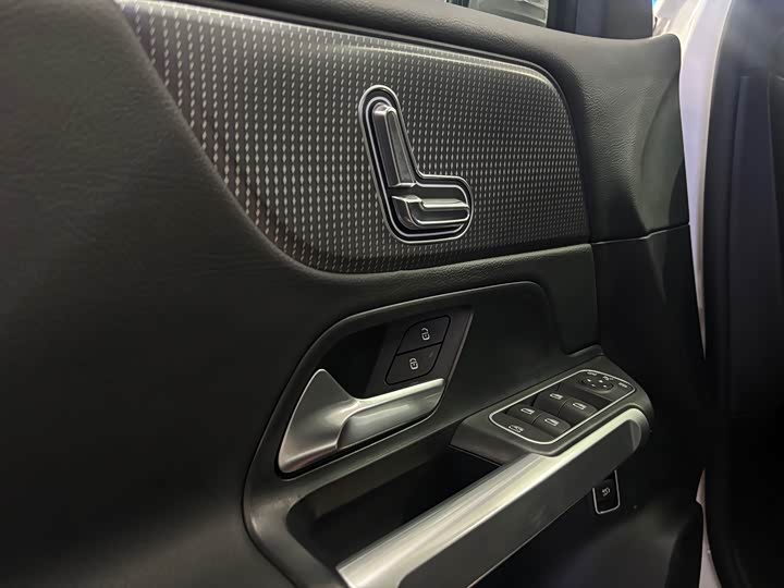 Mercedes-Benz GLB-Class 2022 2022款 GLB 220 动感型