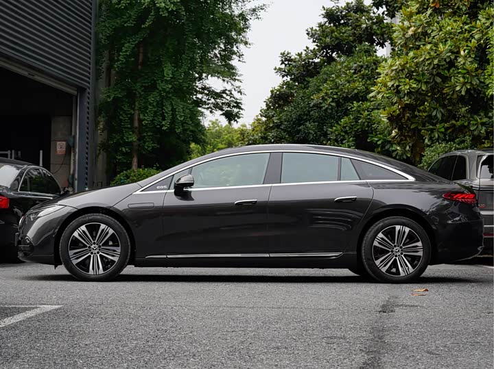 صورة 3 - Mercedes-Benz EQS