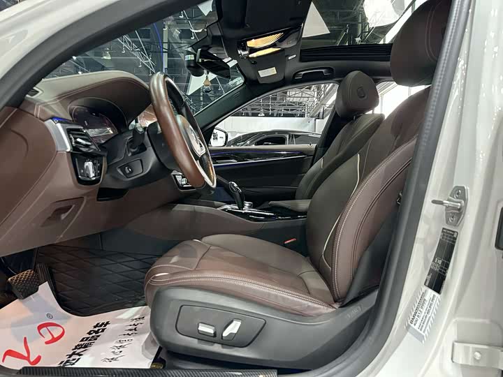 Photo 4 - BMW 5 Series