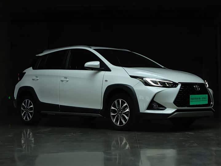 Фото 3 - Toyota Yaris L Hatchback