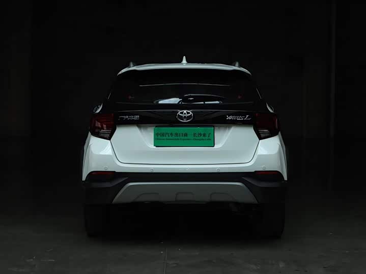 Фото 4 - Toyota Yaris L Hatchback