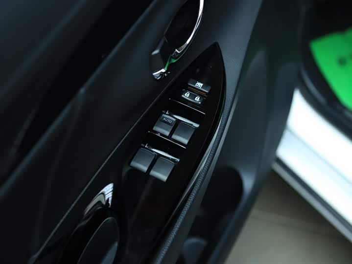 Фото 7 - Toyota Yaris L Hatchback