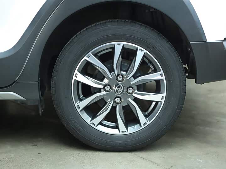 Фото 8 - Toyota Yaris L Hatchback