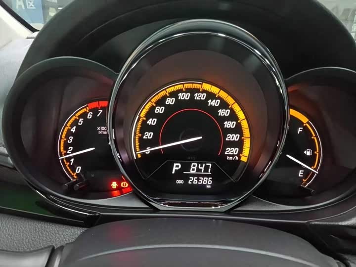 Фото 9 - Toyota Yaris L Hatchback