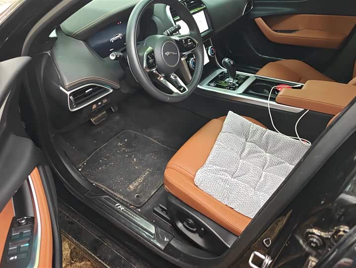 Jaguar XE L 2025 2025款 2.0T 250PS R-DYNAMIC 90周年典藏版