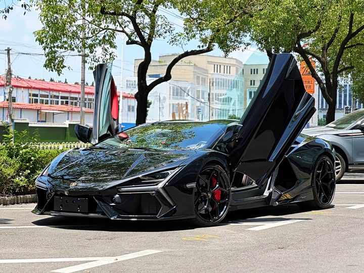 Фото 1 - Lamborghini Revuelto