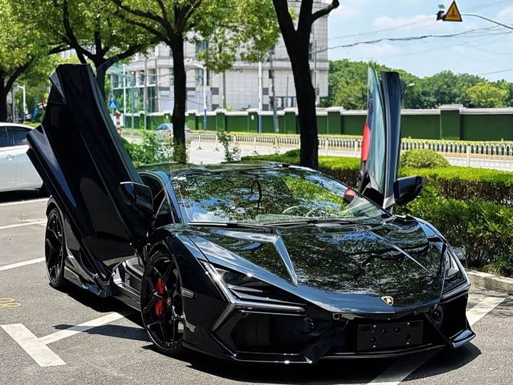 Фото 2 - Lamborghini Revuelto