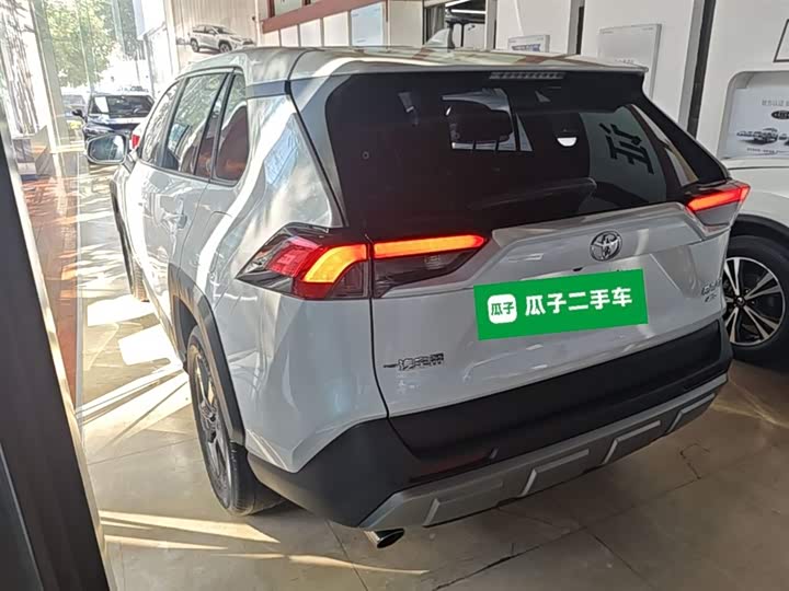 Фото 5 - Toyota RAV4