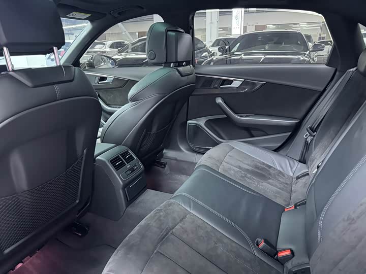 Фото 6 - Audi A4L