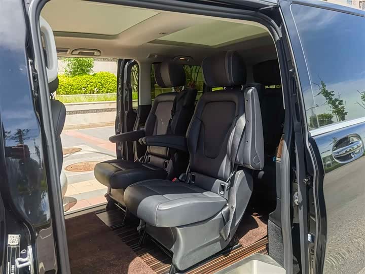 Photo 3 - Mercedes-Benz V-Class