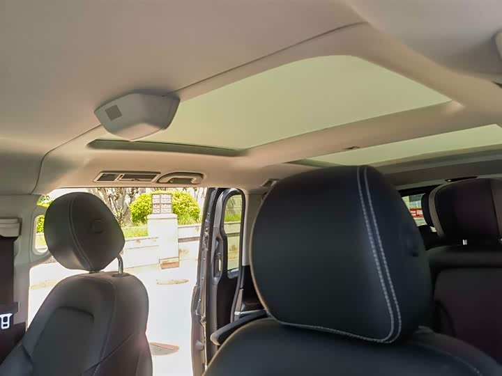 Photo 4 - Mercedes-Benz V-Class