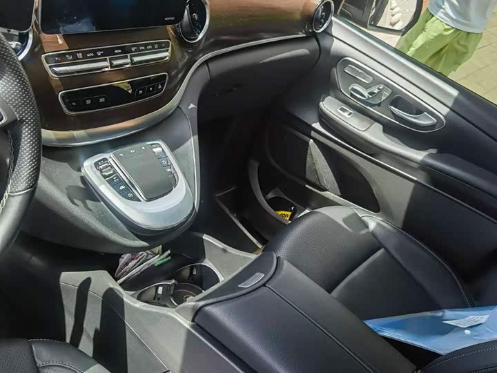 Photo 5 - Mercedes-Benz V-Class