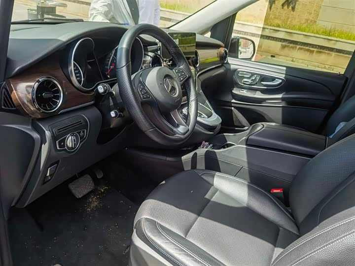 Photo 8 - Mercedes-Benz V-Class