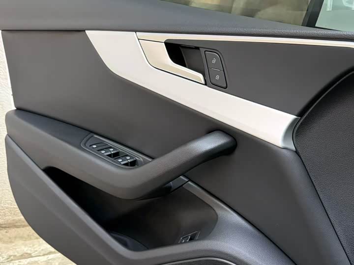 Photo 6 - Audi A4L