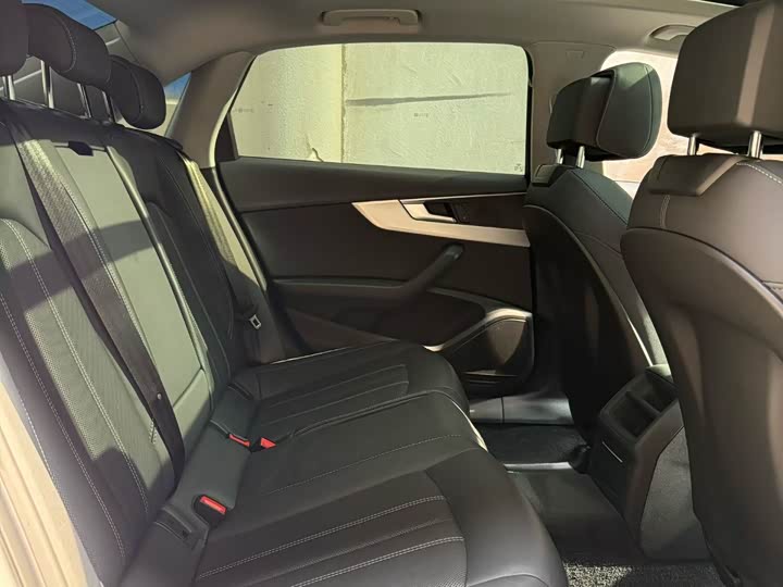 Photo 9 - Audi A4L