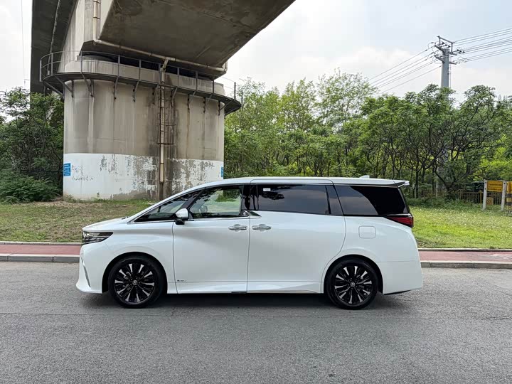 Фото 3 - Toyota Alphard