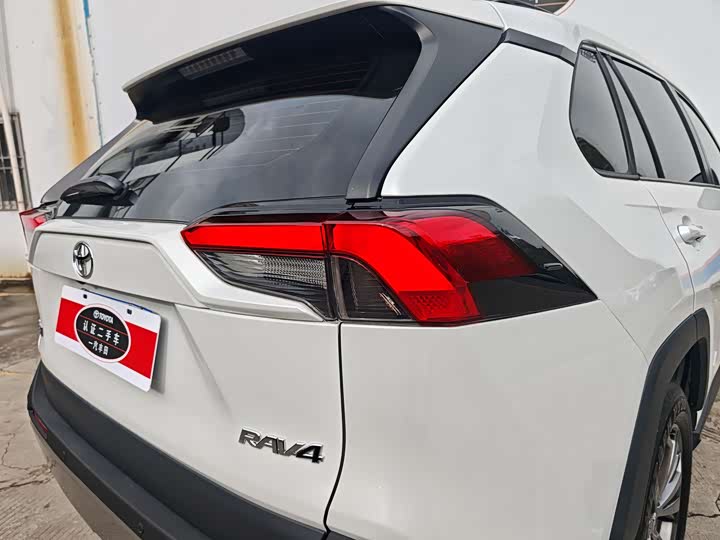 Фото 8 - Toyota RAV4