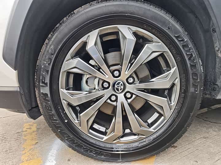 Фото 9 - Toyota RAV4