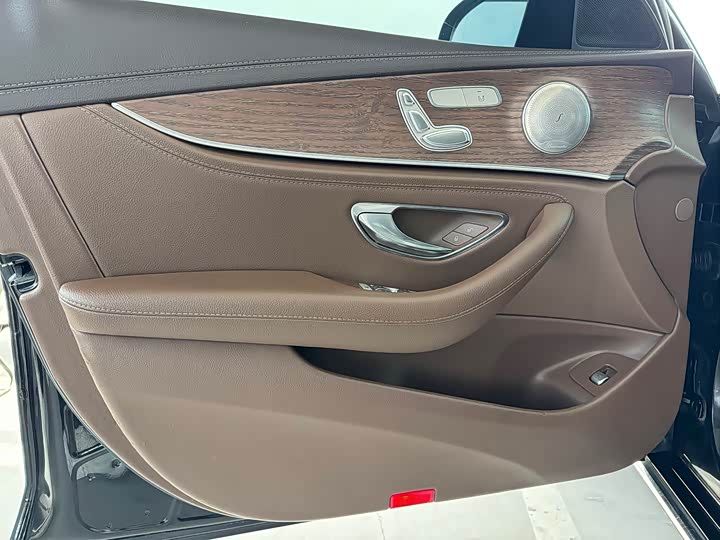 Фото 8 - Mercedes-Benz E-Class