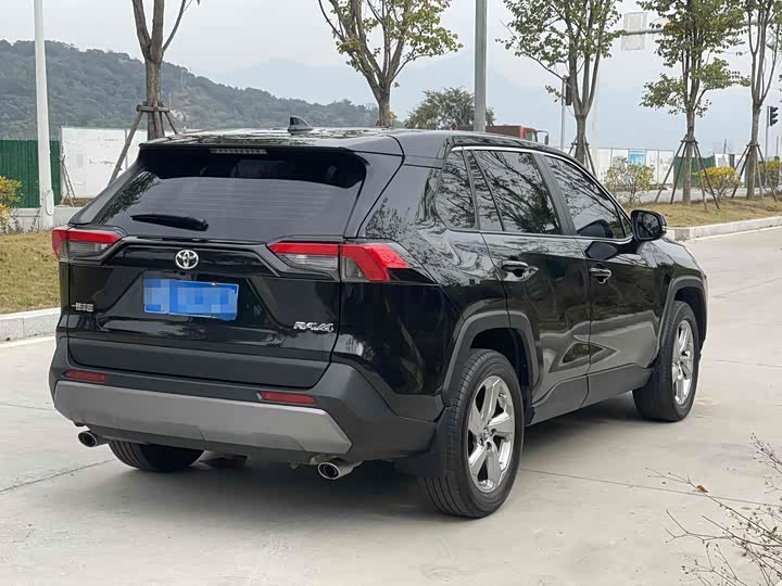 Фото 4 - Toyota RAV4