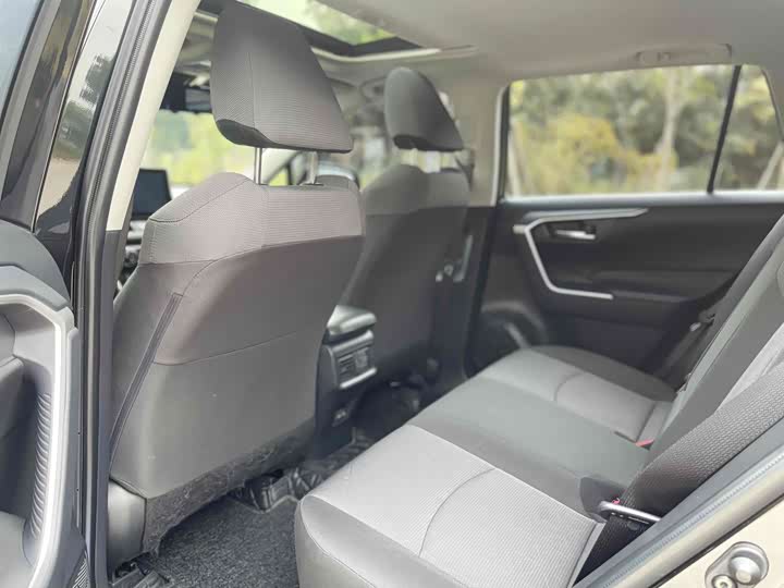 Фото 7 - Toyota RAV4