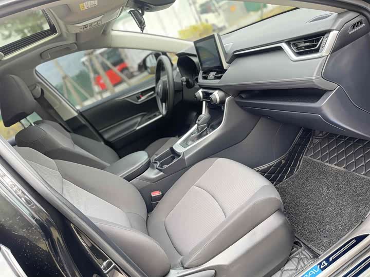 Фото 9 - Toyota RAV4