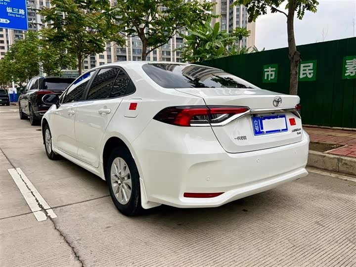 Фото 4 - Toyota Corolla