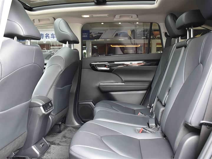 Photo 7 - Toyota Highlander