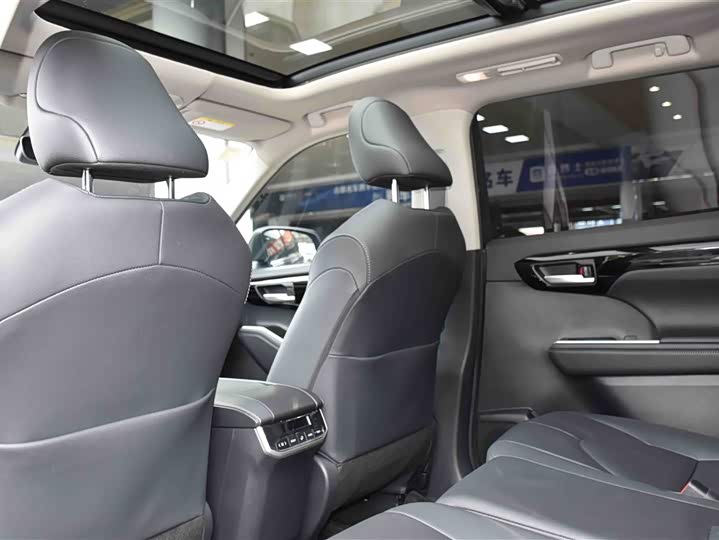 Photo 8 - Toyota Highlander