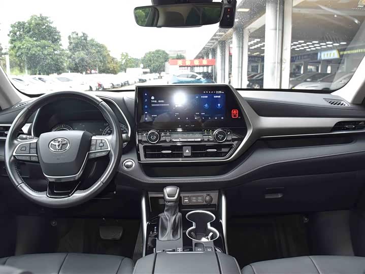 Photo 9 - Toyota Highlander