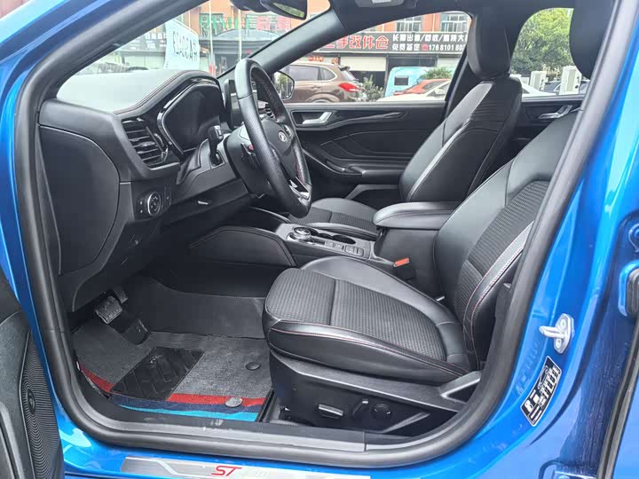 Ford Focus 2021 2021款 三厢 EcoBoost 180 自动ST Line
