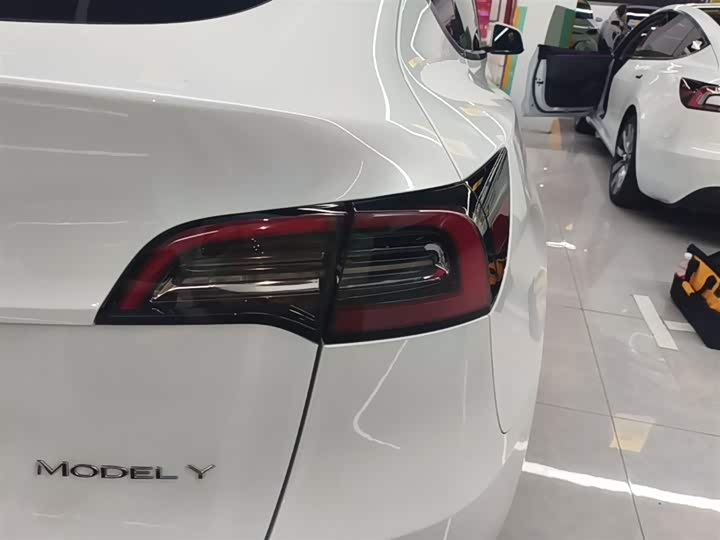 Zdjęcie 8 - Tesla Model Y