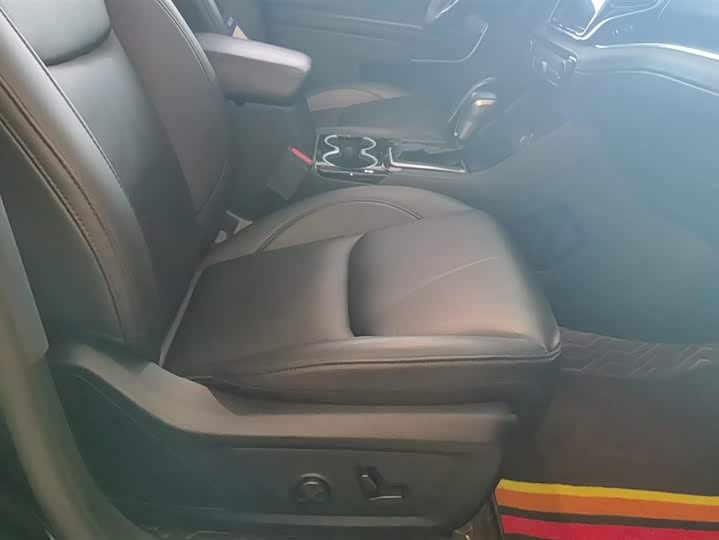 Jeep Grand Commander 2022 2022款 2.0T 两驱豪华版