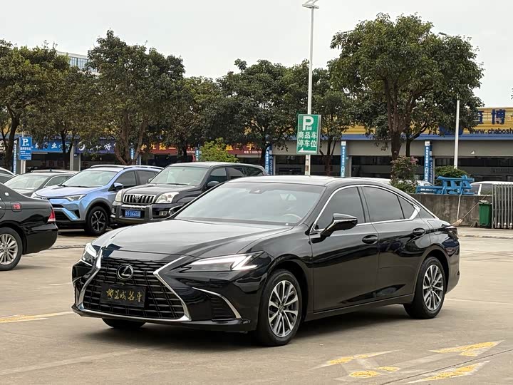 Photo 1 - Lexus ES