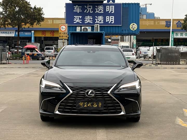 Photo 2 - Lexus ES