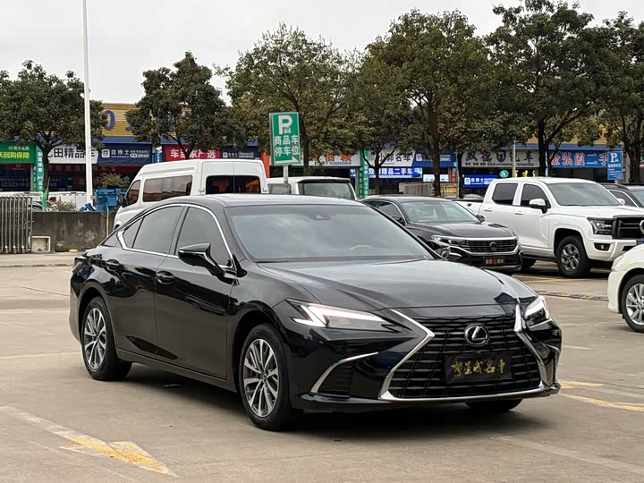 Photo 3 - Lexus ES