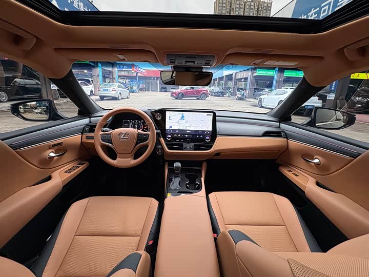 Photo 8 - Lexus ES