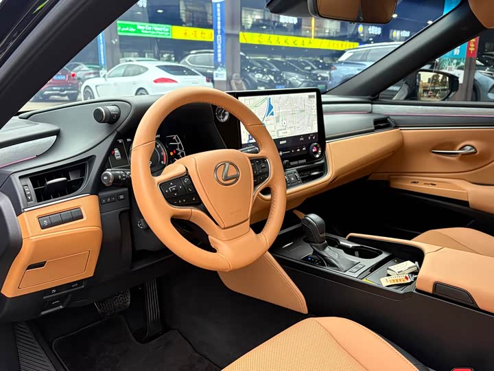 Photo 9 - Lexus ES