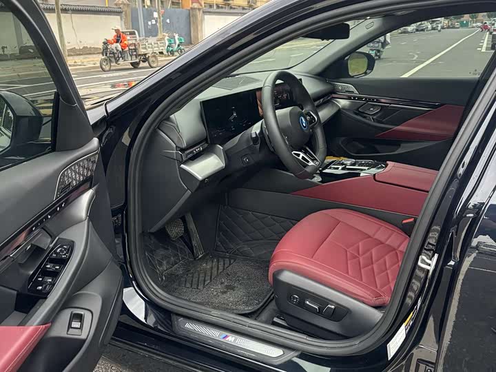 2025 BMW i5